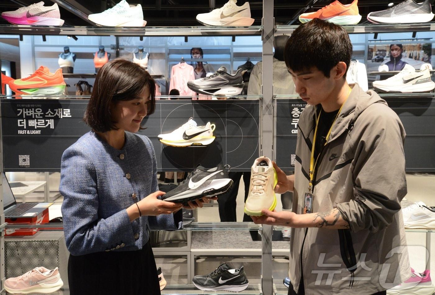롯데백화점 부산본점 5층 나이키에서 직원이 고객에게 러닝화를 보여주고 있는 모습&#40;롯데백화점 제공. 재판매 및 DB 금지&#41;