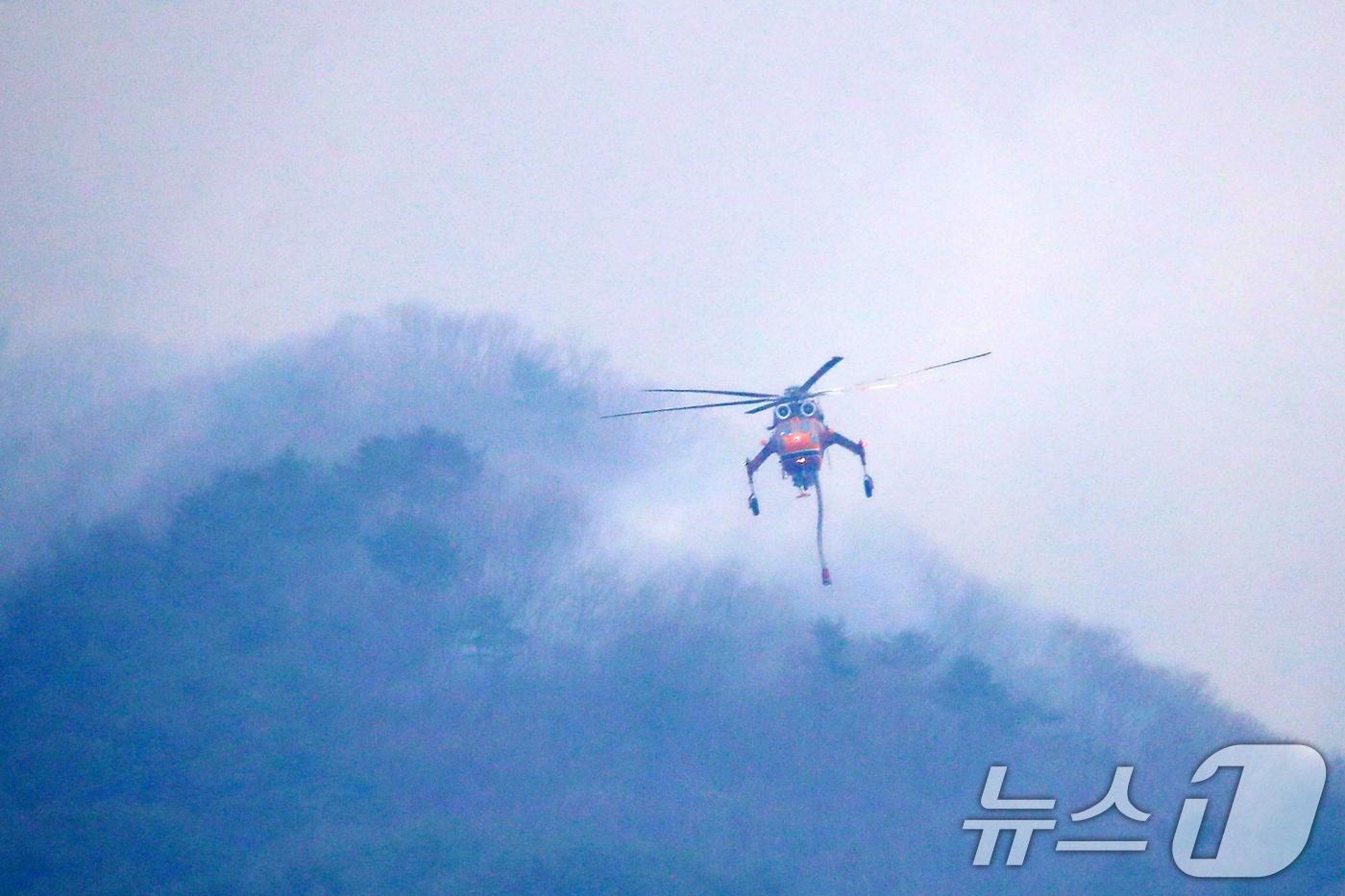 경남 산청·하동 산불 일주일째인 27일 오전 지리산과 인접한 산청군 시천면 구곡산 일대에서 산불진화 헬기가 산불 진화작업을 벌이고 있다. 2025.3.27/뉴스1 ⓒ News1 윤일지 기자