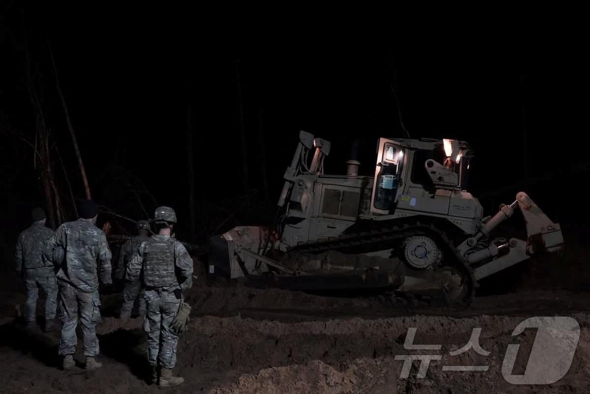 본문 이미지 - 러시아의 동맹국인 벨라루스와 인접한 리투아니아 국경 지대 파브라데 훈련장에서 군인들이 실종된 미군 병사 4명을 찾기 위해 수색 작업을 펼치고 있다. 2025.03.26 ⓒ 로이터=뉴스1 ⓒ News1 정지윤 기자