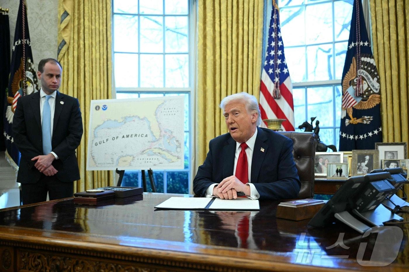 도널드 트럼프 미국 대통령이 26일(현지시간) 워싱턴 백악관에서 기자회견 갖고 미국에 수입되는 외국산 자동차에 대해 오는 4월 2일부터 25% 관세 부과를 발표하고 있다. 2025.03.27 ⓒ AFP=뉴스1 ⓒ News1 우동명 기자