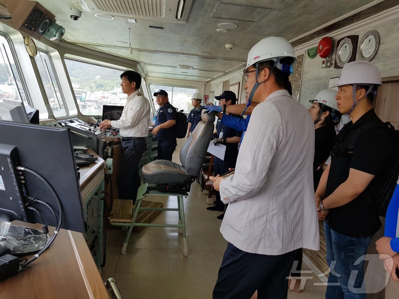 본문 이미지 - 민간 합동 점검에 나선 여객선 국민안전감독관(해양수산부 제공)