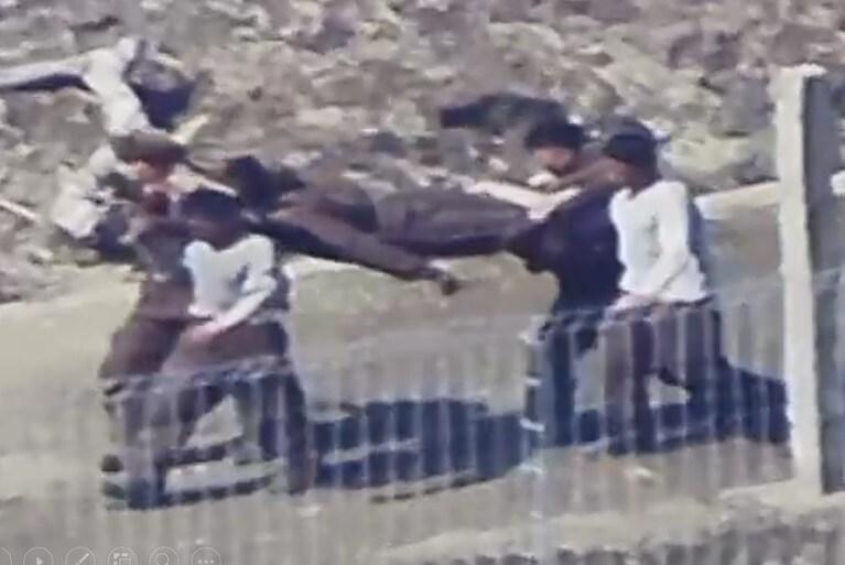 본문 이미지 - 북한 동부전선 지뢰폭발 사상자 들것 후송 모습.&#40;합참 제공&#41;