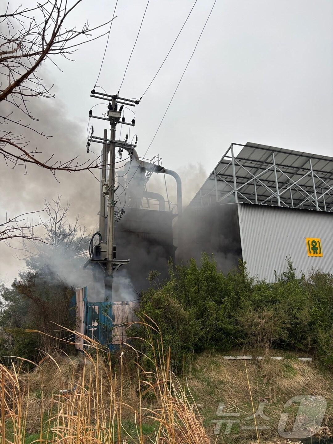 본문 이미지 - 전북자치도 군산시 산북동 한 목재 가공 공장에서 불이 났다. (독자 제공. 재판매 및 DB금지)