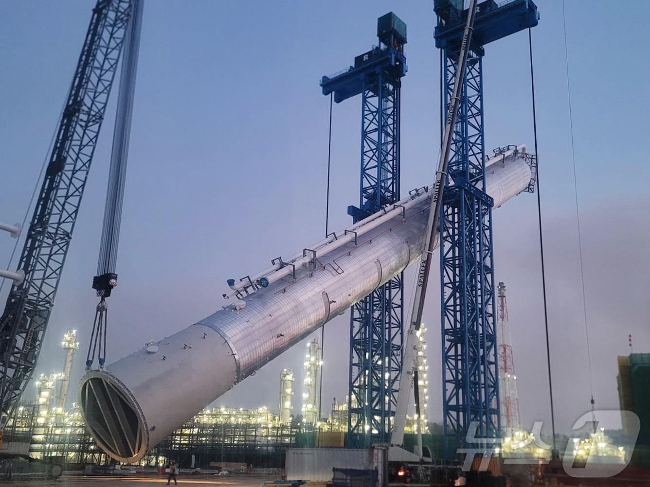 본문 이미지 - TLS(Tower Lifting System)을 활용해 분리타워를 수직으로 세우고 있는 모습 (현대건설 제공)