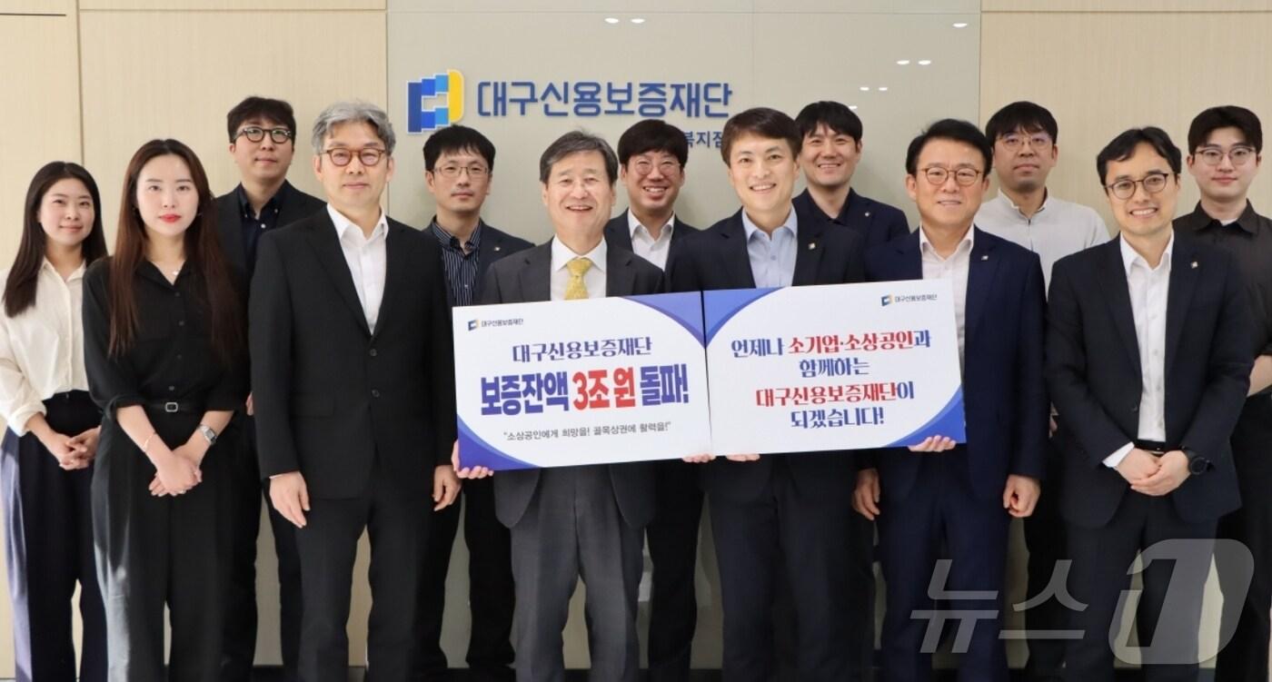 박진우 대구신용보증재단 이사장(왼쪽 세번째)이 보증잔액 3조 원 돌파를 기념해 직원들과 사진을 촬영하고 있다.(대구신보 제공. 재판매 및 DB 금지)