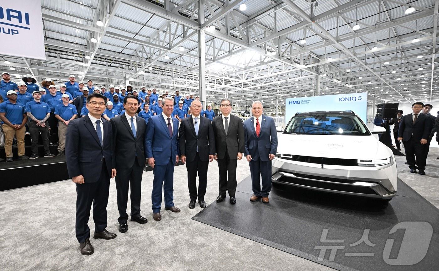 HMGMA에서 생산된 아이오닉 5 차량에 기념 서명을 마치고 기념 촬영을 하고 있는 모습. 사진 왼쪽부터 송호성 기아 대표이사 사장, 호세 무뇨스(Jos&eacute; Mu&ntilde;oz) 현대차 대표이사 사장, 브라이언 켐프(Brian P. Kemp) 조지아 주지사, 정의선 현대차그룹 회장, 장재훈 현대차그룹 부회장, 버디 카터(Buddy Carter) 연방 하원의원(현대차그룹 제공) 