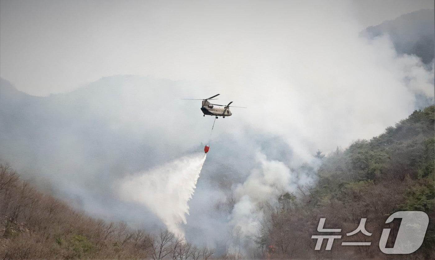 본문 이미지 - 경북 의성군 안계면 일대 야산에 발생한 산불. 자료사진. (육군 제공. 재판매 및 DB 금지) 2025.3.27/뉴스1