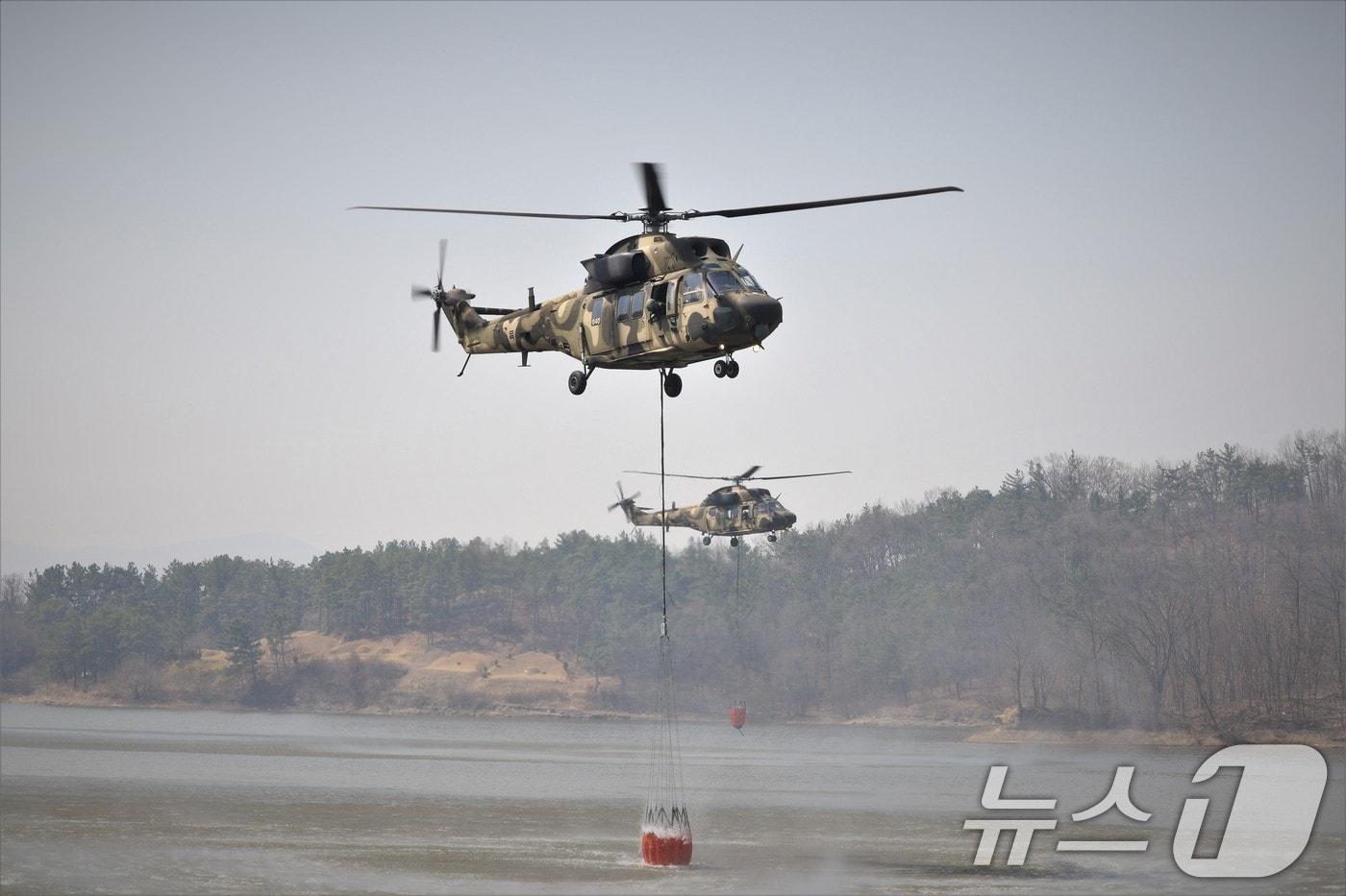 육군 수리온 헬기(KUH-1)가 경북 의성군 안계면 개천저수지에서 밤비바켓(물주머니)에 산불 진화용 물을 급수하고 있다. (육군 제공. 재판매 및 DB 금지) 2025.3.27/뉴스1