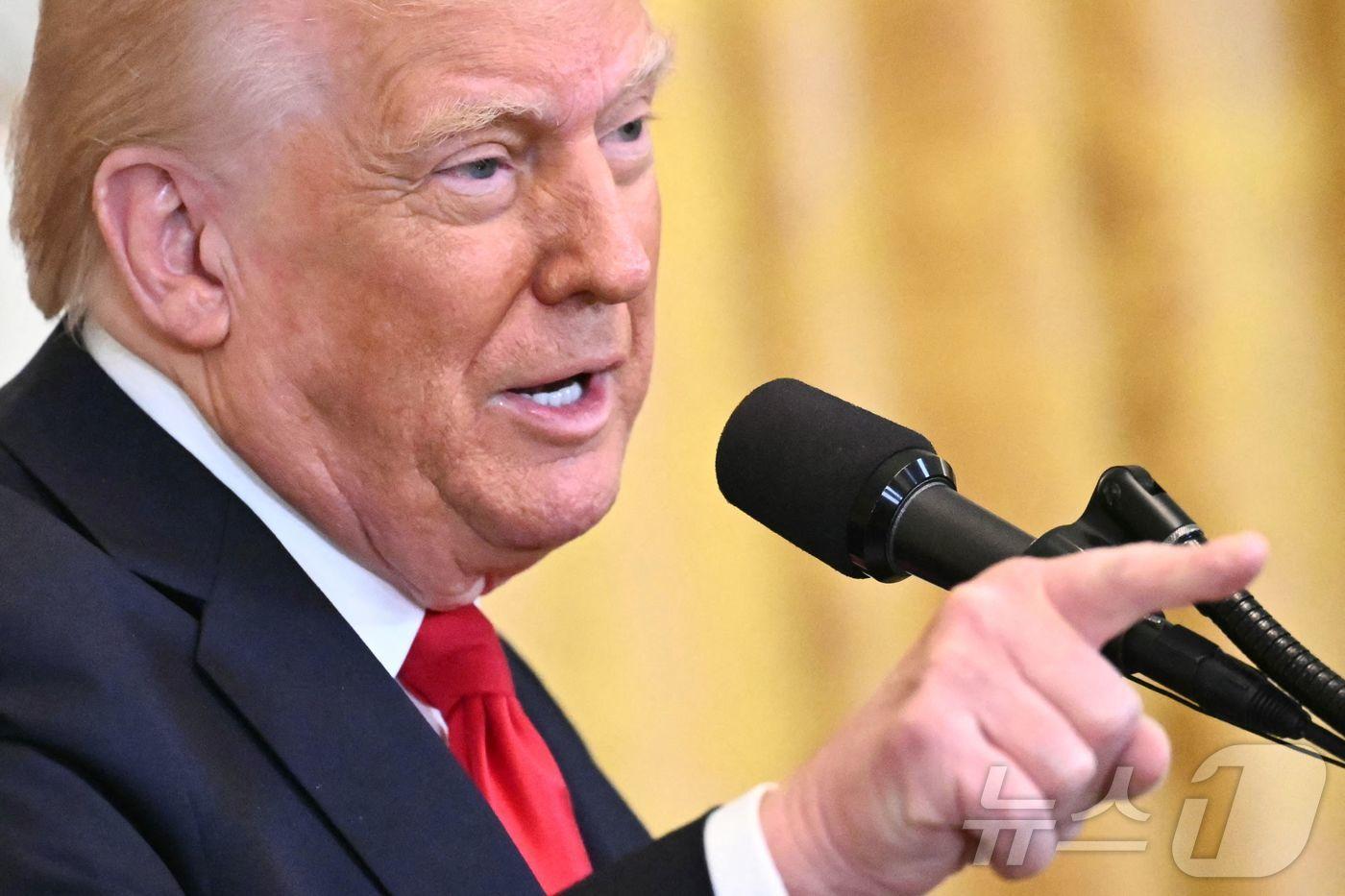 도널드 트럼프 미국 대통령이 26일(현지시간) 워싱턴 백악관에서 열린 여성 역사의 달 행사에 참석해 “수입 자동차에 25% 관세를 부과하는 4월 2일은 수십년 동안 빼앗긴 돈을 되찾아오는 해방일이 될 것"이라고 밝히고 있다. 2025.03.27 ⓒ AFP=뉴스1 ⓒ News1 우동명 기자