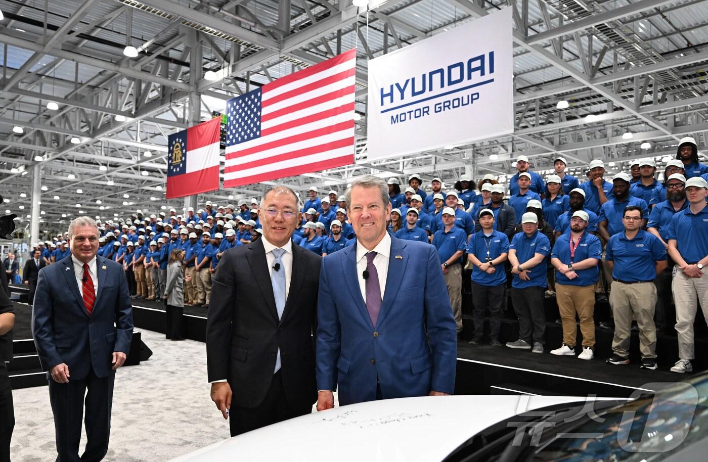 정의선 현대차그룹 회장과 브라이언 켐프&#40;Brian P. Kemp&#41; 조지아 주지사가 26일&#40;현지시간&#41; 미국 조지아주 엘라벨에 위치한 ‘현대자동차그룹 메타플랜트 아메리카&#40;Hyundai Motor Group Metaplant America, HMGMA&#41;’ 준공식에 참석해 생산된 아이오닉 5 차량에 서명 후 기념촬영을 하고 있다. &#40;현대차그룹 제공, 판매 및 DB 금지&#41; 2025.3.27/뉴스1