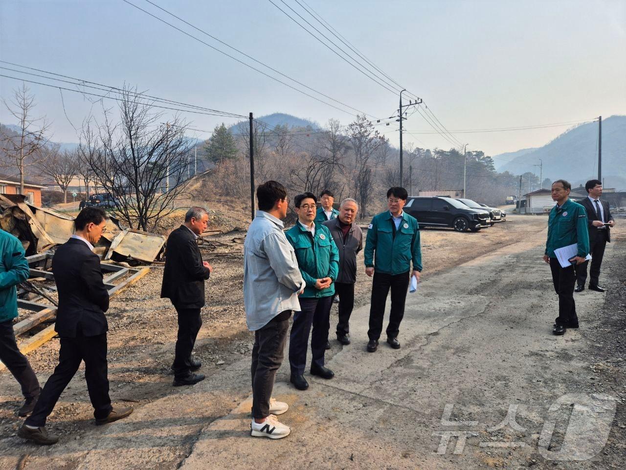 본문 이미지 - 김성섭 중소벤처기업부 차관이 27일 경북 산불 현장을 찾았다. (중소벤처기업부 제공)