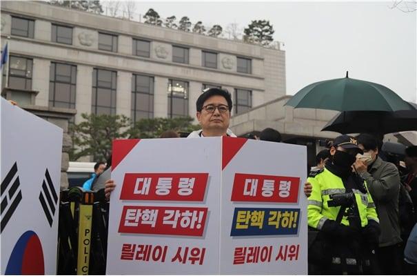 본문 이미지 - 김장겸 국민의힘 의원이 헌법재판소 앞에서 1인 시위를 하는 모습 (김장겸 의원실 제공)