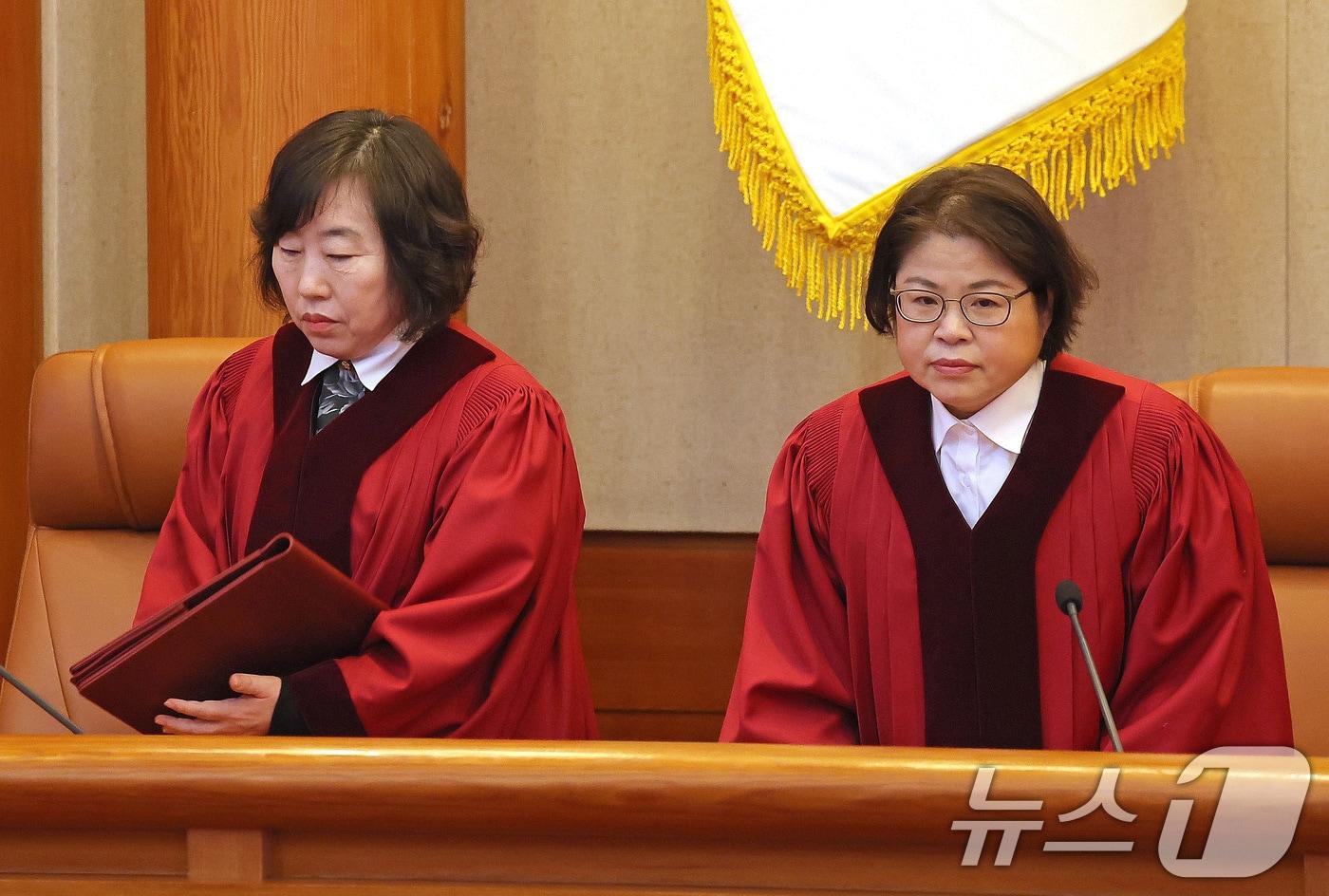 정계선(왼쪽), 김복형 헌법재판관이 지난 3월 27일 일반 헌법소원 사건 선고를 위해 서울 종로구 헌법재판소 대심판정에 입장하고 있다. (공동취재) 2025.3.27/뉴스1 ⓒ News1 김성진 기자