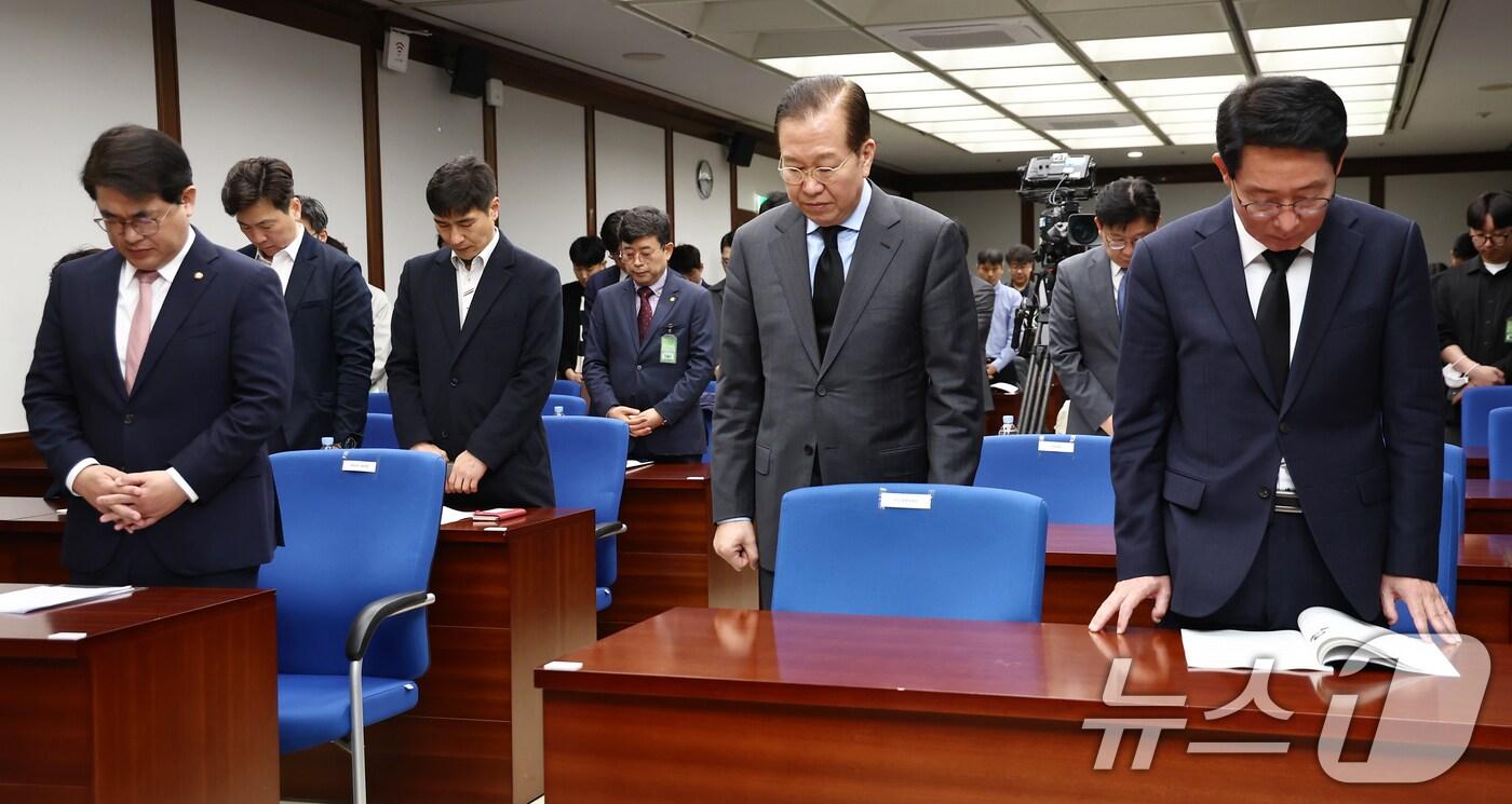 권영세 국민의힘 비상대책위원장이 27일 오전 서울 여의도 국회 의원회관에서 열린 '세계로 가는 물류 관문 인천, 전자상거래 허브 구축 전략 토론회'에서 김상훈 정책위의장, 배준영 의원 등과 경북 산불 희생자들을 위해 묵념하고 있다. 2025.3.27/뉴스1 ⓒ News1 김민지 기자