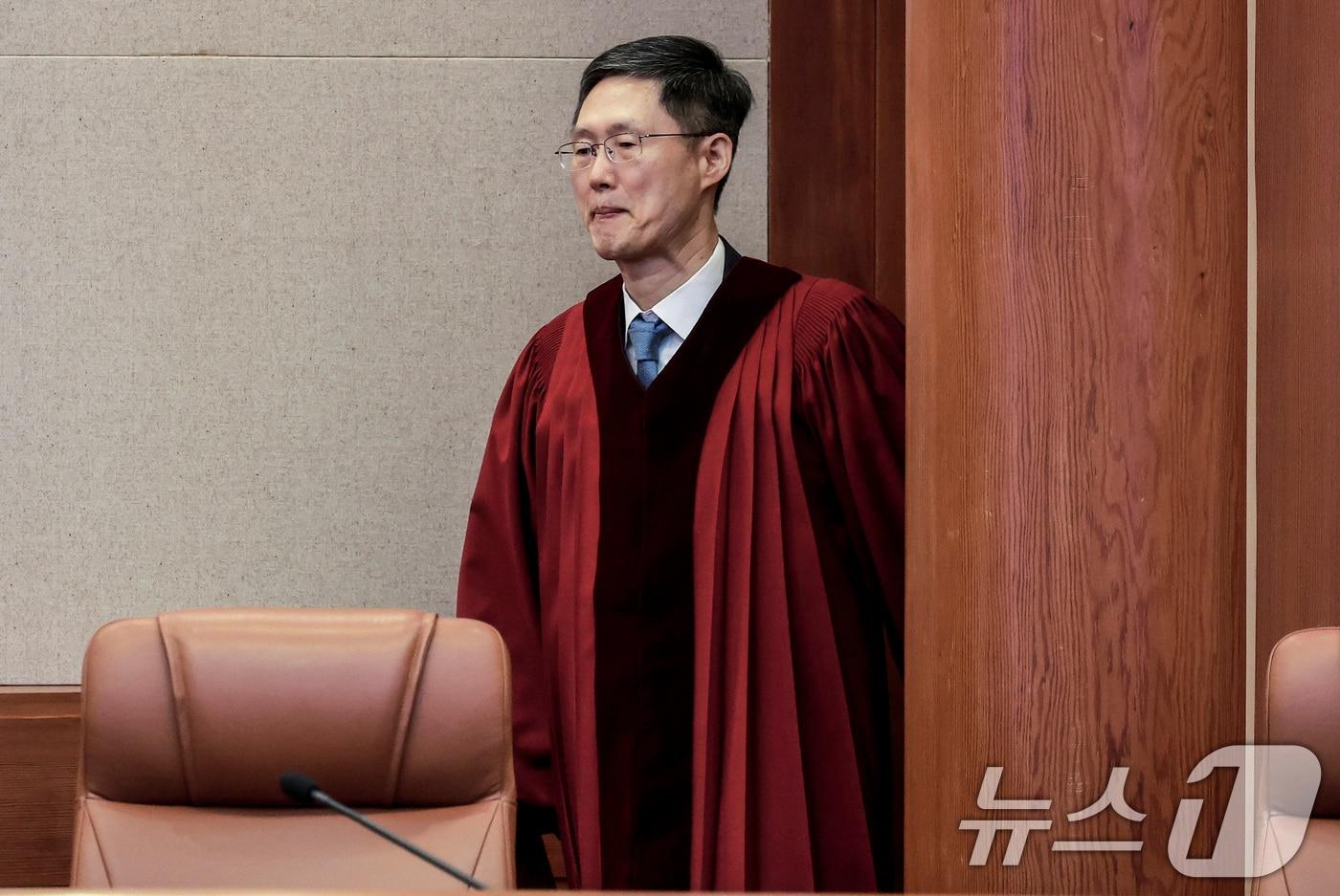 본문 이미지 - 문형배 헌법재판소장 권한대행이 27일 서울 종로구 헌법재판소에서 열린 3월 헌법소원 심판 등 일반 사건 선고에 참석하고 있다. (공동취재) 2025.3.27/뉴스1 ⓒ News1 김성진 기자