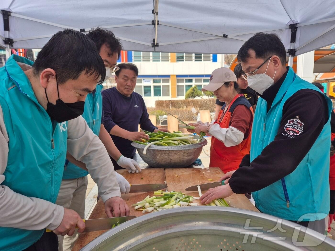 본문 이미지 - 경북 의성 안평초교에 마련된 산불 이재민 대피소에서 급식 봉사활동을 펼치고 있는 KT대구경북본부 직원들이 배식에 앞서 밑반찬 재료를 다듬고 있다.(KT대구경북본부 제공. 재판매 및 DB 금지)