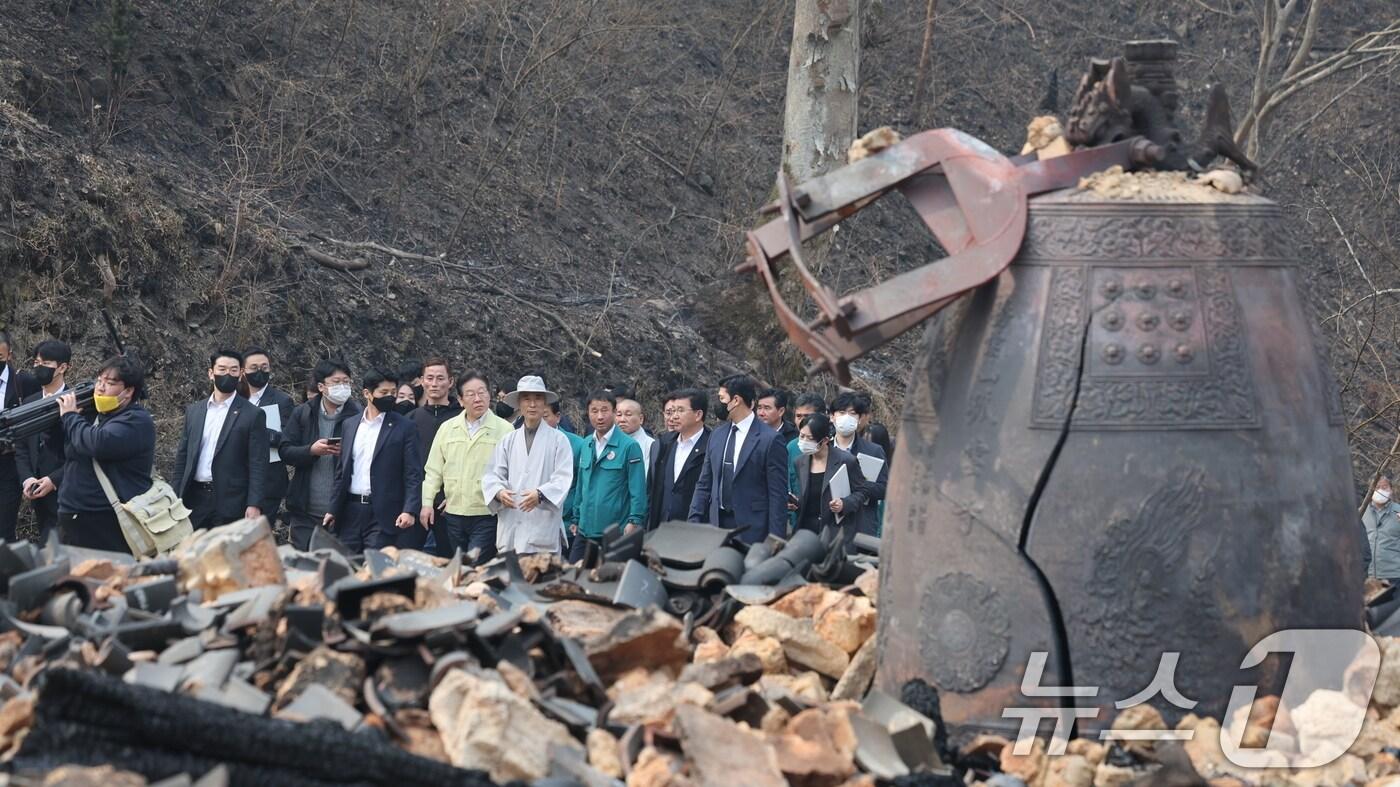 이재명 더불어민주당 대표가 27일 오전 산불로 전소된 경북 의성군 고운사를 살펴보고 있다. 이번 산불로 국가지정 문화유산 보물로 지정된 고운사 가운루와 연수전 등이 전소됐다.2025.3.27/뉴스1 ⓒ News1 이재명 기자