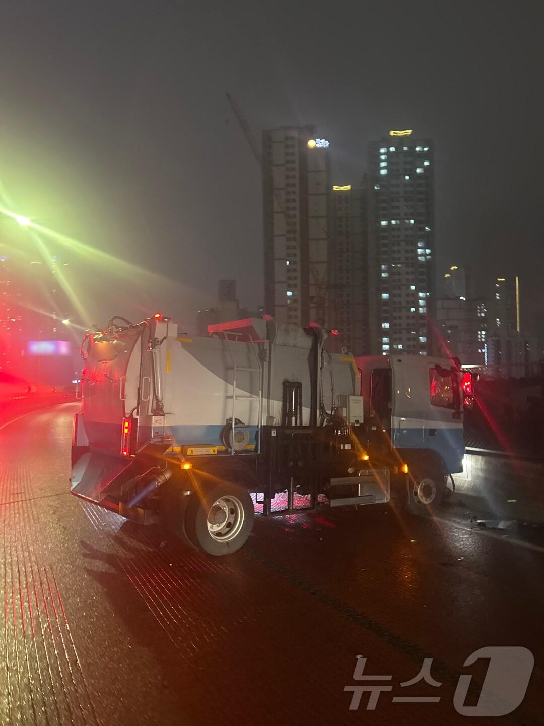 본문 이미지 - 26일 오후 부산 동서고가로에서 구급차량을 들이받은 청소차량.&#40;부산경찰청 제공. 재판매 및 DB 금지&#41;