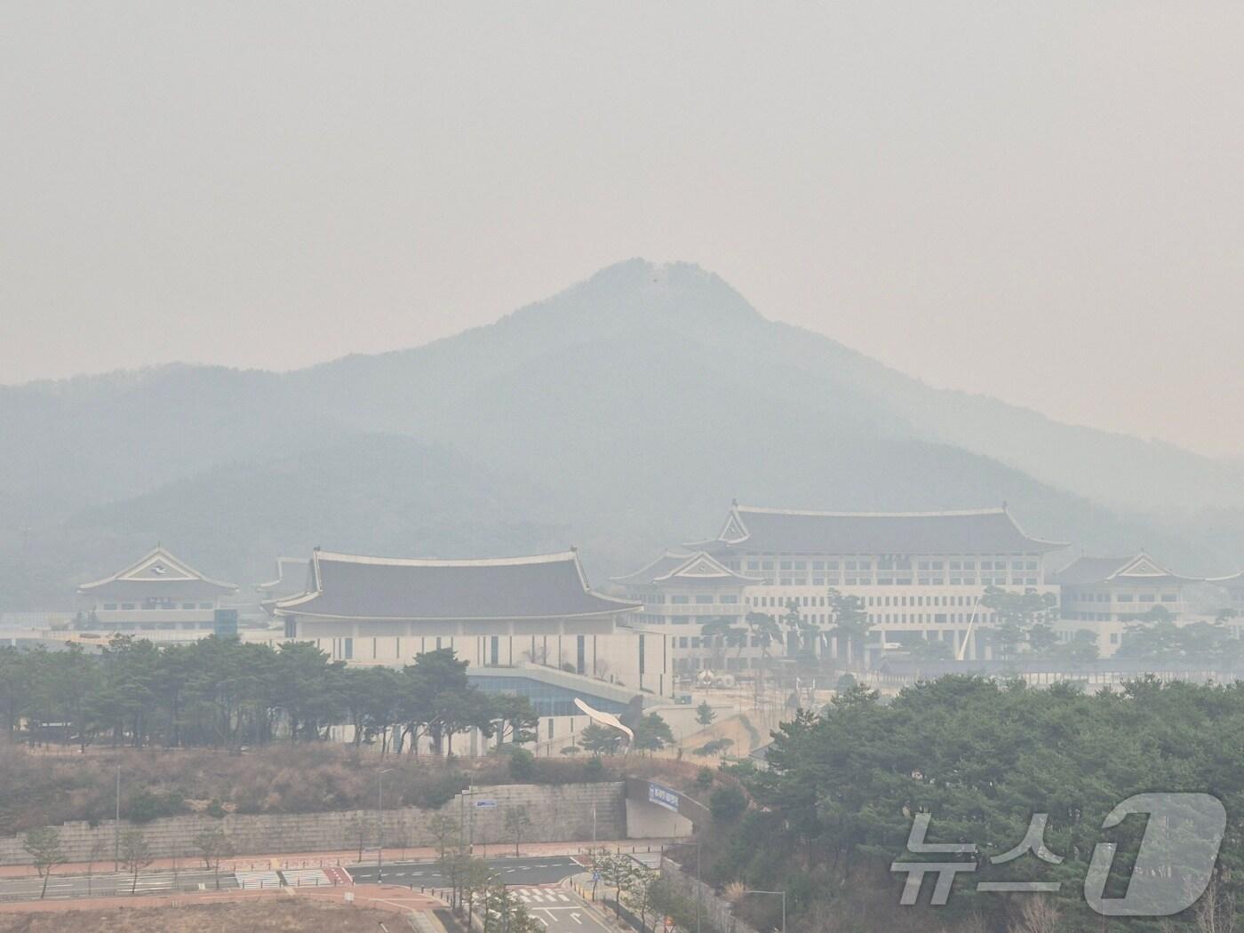 본문 이미지 - 의성 산불로 경북도청 신도시에 있는 도청사 일대가 뿌연 잿빛으로 변했다. 2025.3.27/뉴스1 ⓒ News1 김대벽기자