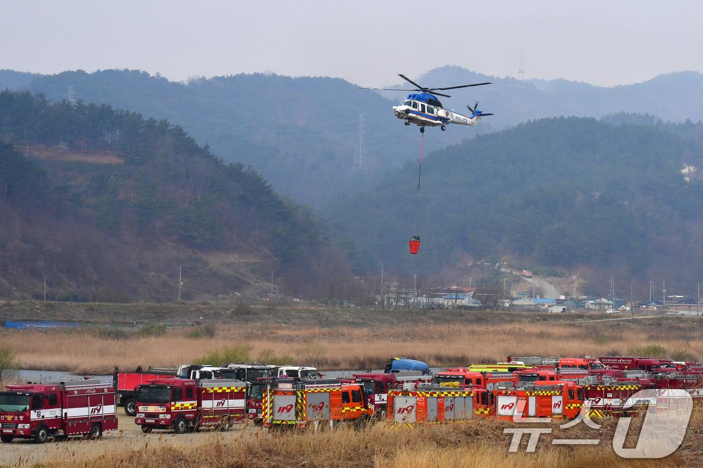 27일 오전 경북 영덕군 영덕읍 오십천에서 경찰청 소속 수리온 헬기가 영덕 산불 진화를 위해 물을 담고 있다. 이날 경찰청은 영덕지역에 수리온 헬기 3대를 급파한 가운데 영덕지역에는 25일 오후 강풍을 타고 확산되고 있다. 2025.3.27/뉴스1 ⓒ News1 최창호 기자