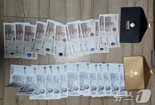 본문 이미지 - 피의자들의 차량, 자택 등에서 압수한 뇌물수수 증거물(남해해경청 제공.재판매 및 DB 금지)