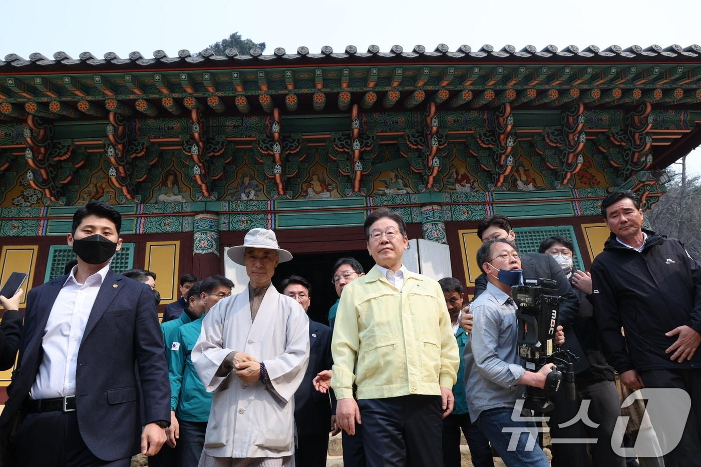 이재명 더불어민주당 대표가 27일 오전 산불로 전소된 경북 의성군 고운사를 살펴보고 있다. 이번 산불로 국가지정 문화유산 보물로 지정된 고운사 가운루와 연수전 등이 전소됐다.2025.3.27/뉴스1 ⓒ News1 이재명 기자