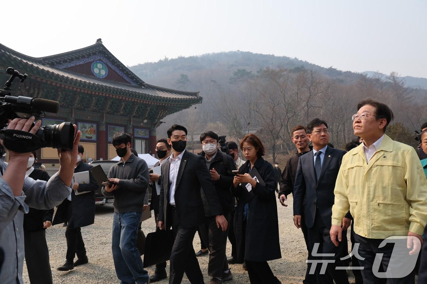 본문 이미지 - 이재명 더불어민주당 대표가 27일 오전 산불로 전소된 경북 의성군 고운사를 살펴보고 있다. 이번 산불로 국가지정 문화유산 보물로 지정된 고운사 가운루와 연수전 등이 전소됐다.2025.3.27/뉴스1 ⓒ News1 이재명 기자