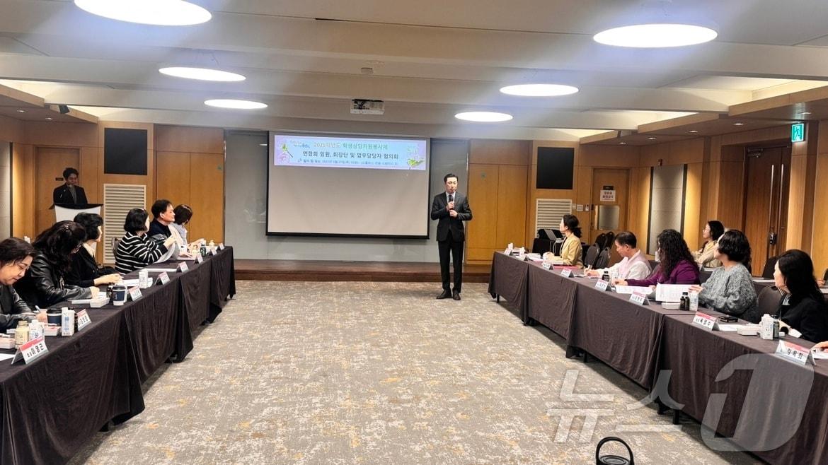 본문 이미지 - 권선탁 충남교육청 민주시민교육과장이 ‘2025년 학생상담자원봉사자 정기 생각나눔자리’에서 인사말을 하고 있다. (충남교육청 제공. 재판매 및 DB금지) /뉴스1