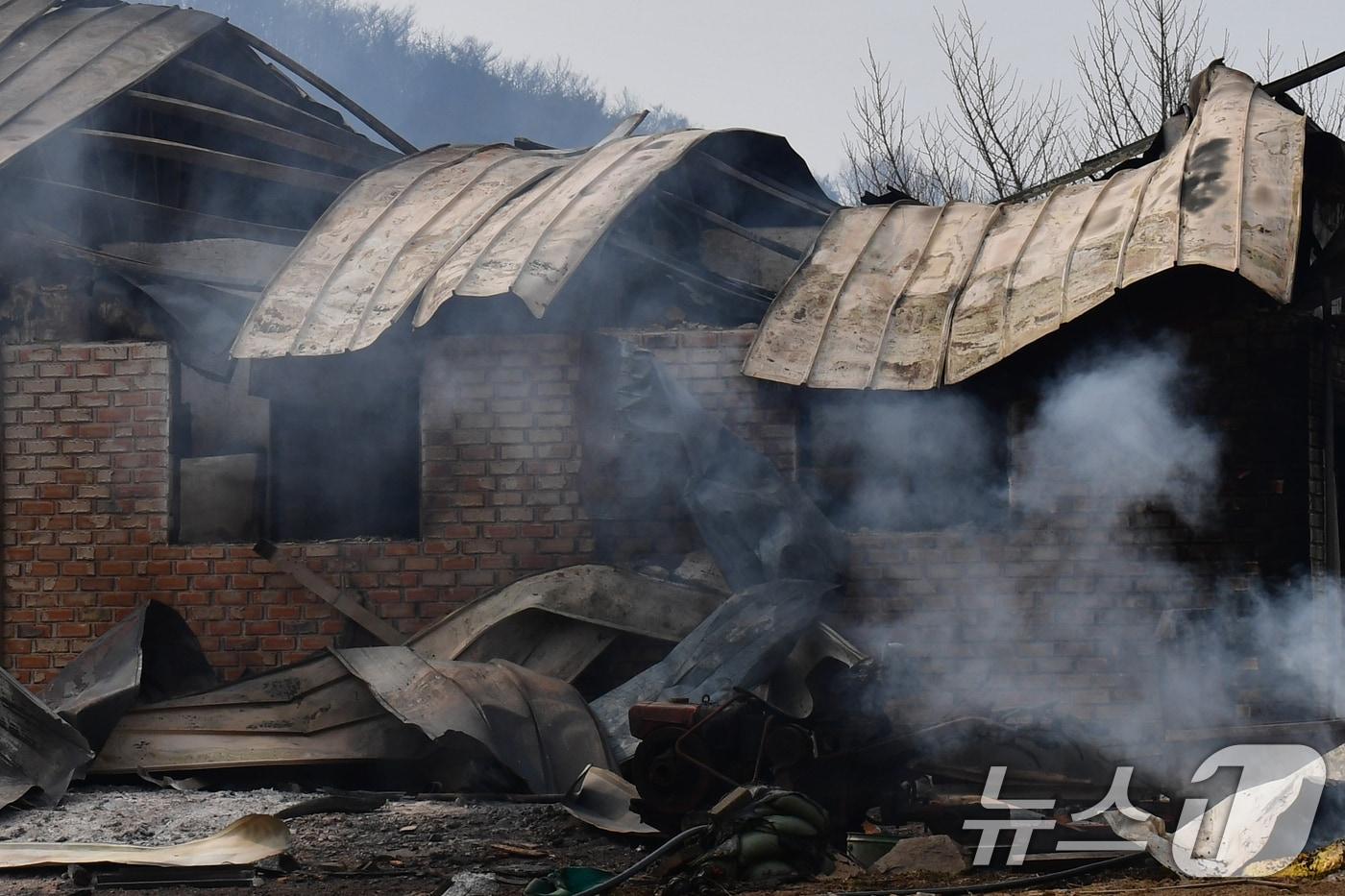 산불이 덮친 경북 영덕군 축산면에 있는 주택에서 연기가 피어오르고 있다. 2025.3.27/뉴스1 ⓒ News1 최창호 기자
