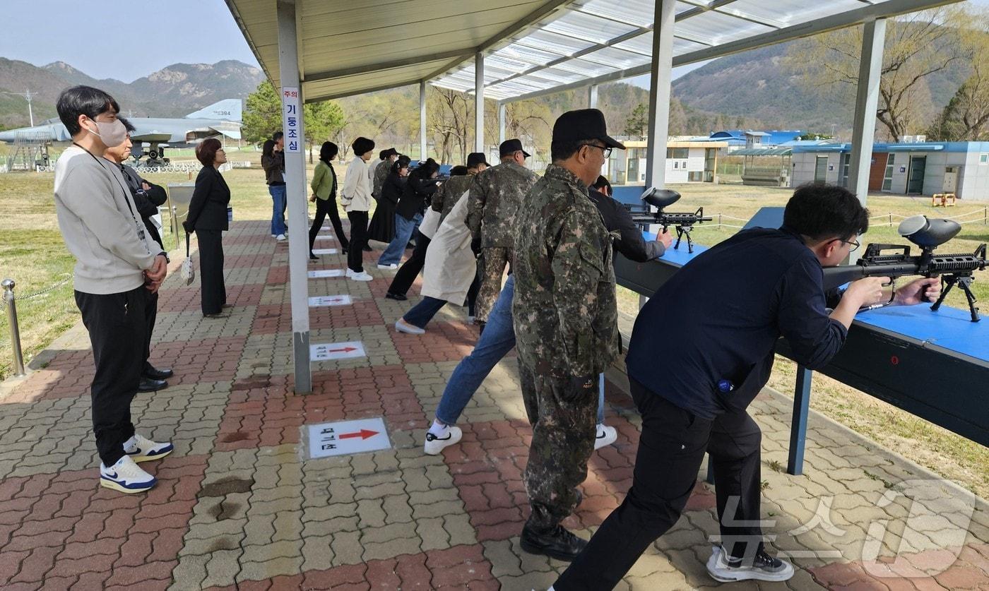 ‘밀리터리 아카데미 체험행사’ 참가자들이 사격을 하고 있다. (계룡시 제공. 재판매 및 DB금지) /뉴스1