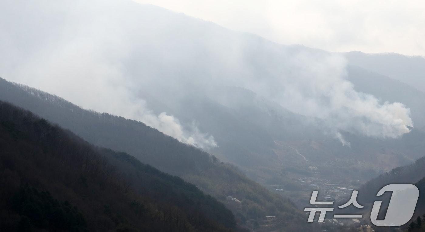 본문 이미지 - 경남 산청·하동 산불 일주일째인 27일 오전 지리산과 인접한 산청군 시천면 동당마을 위로 산불 연기가 피어오르고 있다. 2025.3.27/뉴스1 ⓒ News1 윤일지 기자