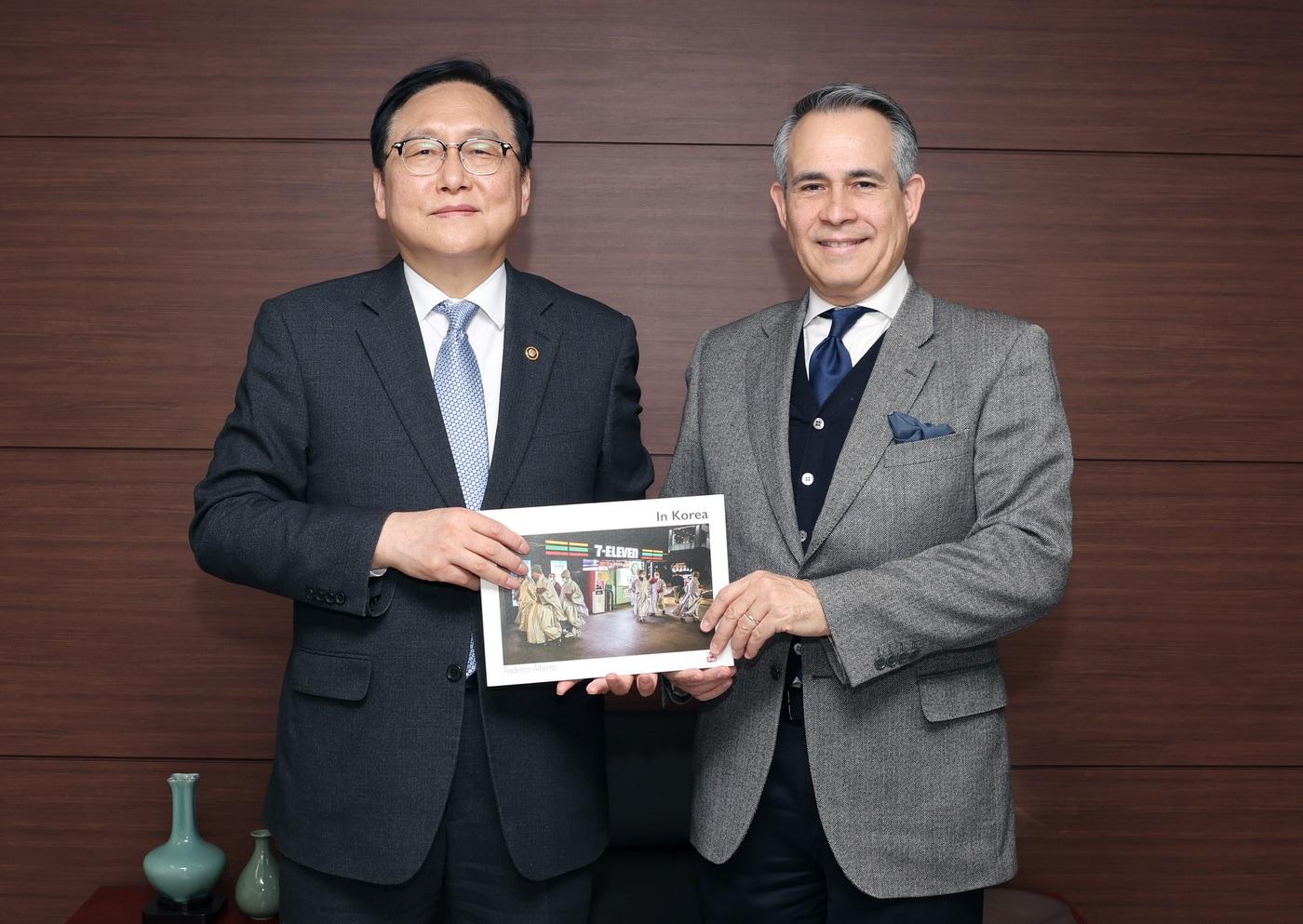 정인교 통상교섭본부장이 27일 서울 대한상공회의소 접견실에서 페데리코 쿠에요 주한도미니카공화국대사를 만나 통상 협력 논의를 했다. &#40;산업통상자원부 제공&#41; 2025.03.27 /뉴스1
