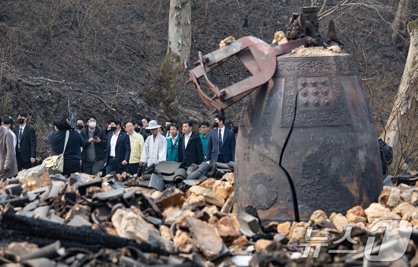 이재명 더불어민주당 대표가 27일 오전 산불로 전소된 경북 의성군 고운사를 살펴보고 있다. 이번 산불로 국가지정 문화유산 보물로 지정된 고운사 가운루와 연수전 등이 전소됐다. 2025.3.27/뉴스1 ⓒ News1 이재명 기자