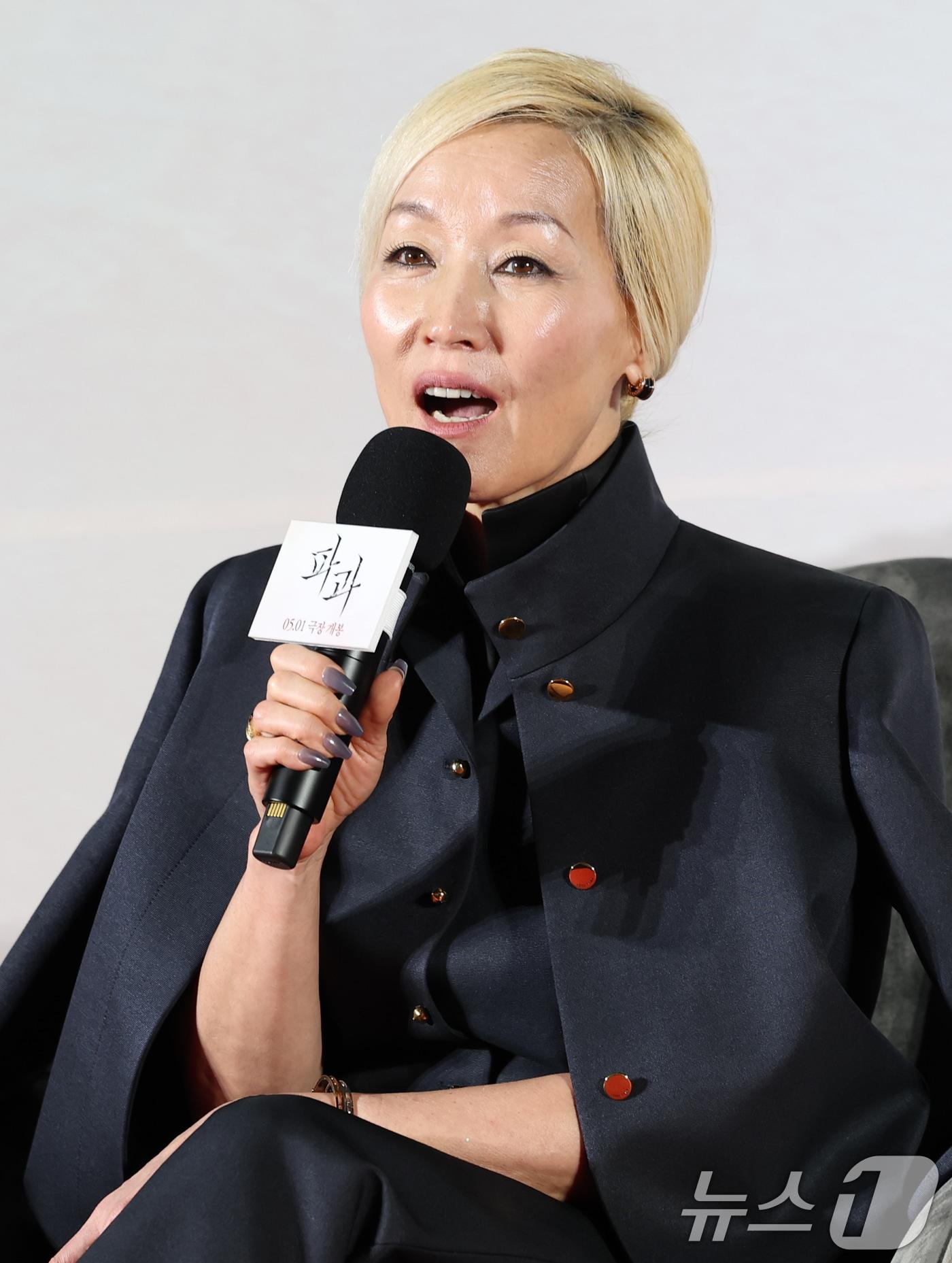 본문 이미지 - 배우 이혜영이 27일 오전 서울 광진구 자양동 롯데시네마 건대입구점에서 열린 영화 &#39;파과&#39; 제작보고회에 참석해 취재진의 질문에 답하고 있다. ‘파과’는 바퀴벌레 같은 인간들을 처리하는 조직에서 40여 년간 활동한 레전드 킬러 ‘조각’&#40;이혜영 분&#41;과 평생 그를 쫓은 미스터리한 킬러 ‘투우’&#40;김성철 분&#41;의 강렬한 대결을 그린 액션 드라마다. 2025.3.27/뉴스1 ⓒ News1 권현진 기자