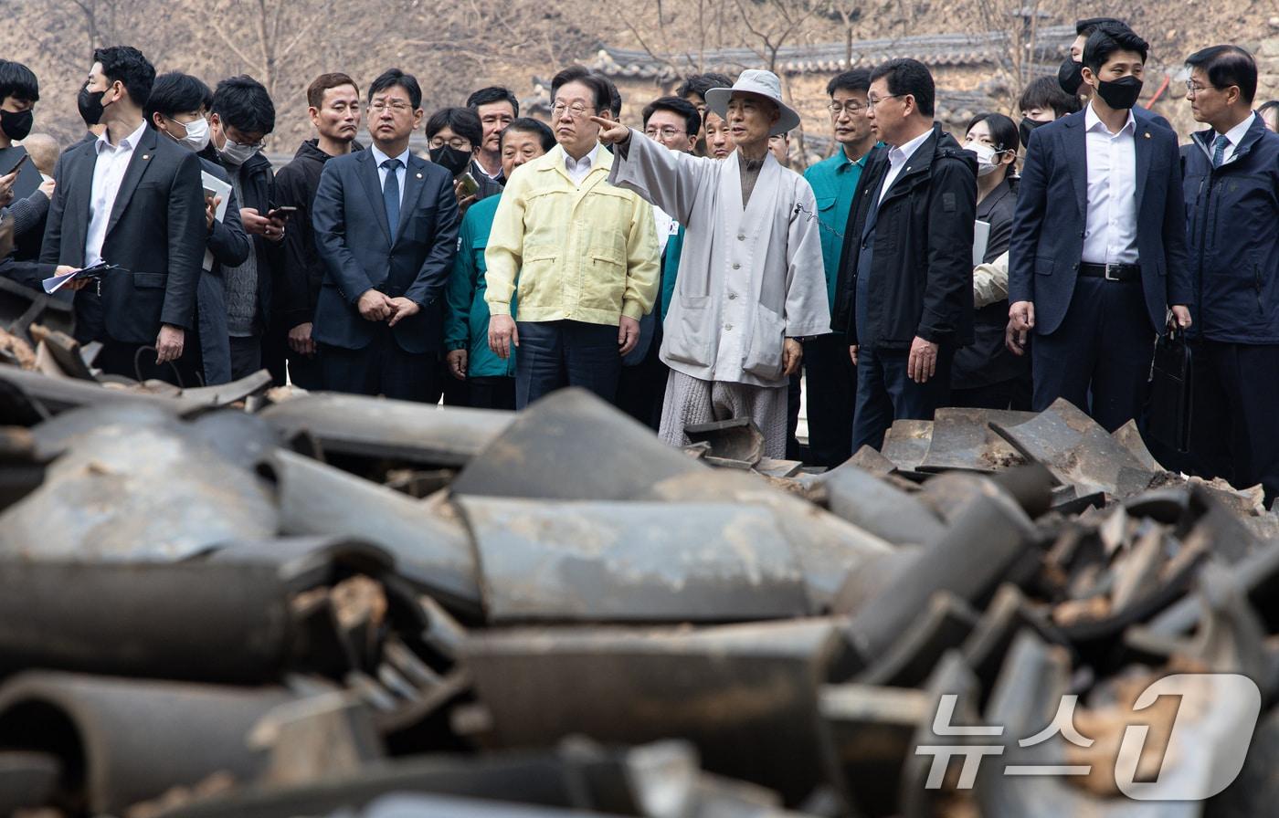 이재명 더불어민주당 대표가 27일 오전 산불로 전소된 경북 의성군 고운사를 살펴보고 있다. 이번 산불로 국가지정 문화유산 보물로 지정된 고운사 가운루와 연수전 등이 전소됐다. 2025.3.27/뉴스1 ⓒ News1 이재명 기자