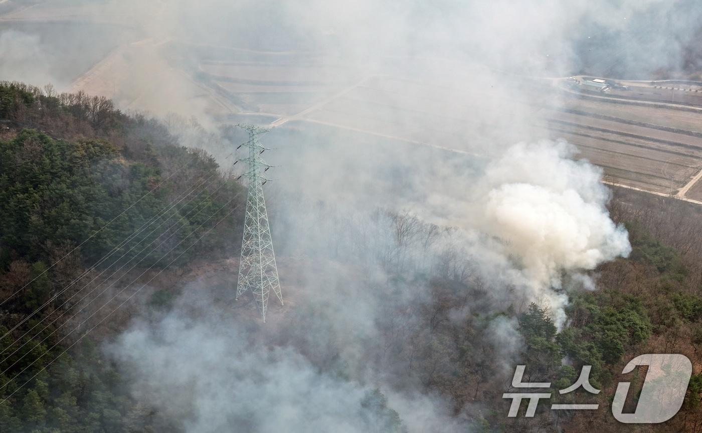 27일 경북 의성군 비안면 일대 야산에서 산불로 연기가 나고 있다. 2025.3.27/뉴스1 ⓒ News1 이승배 기자