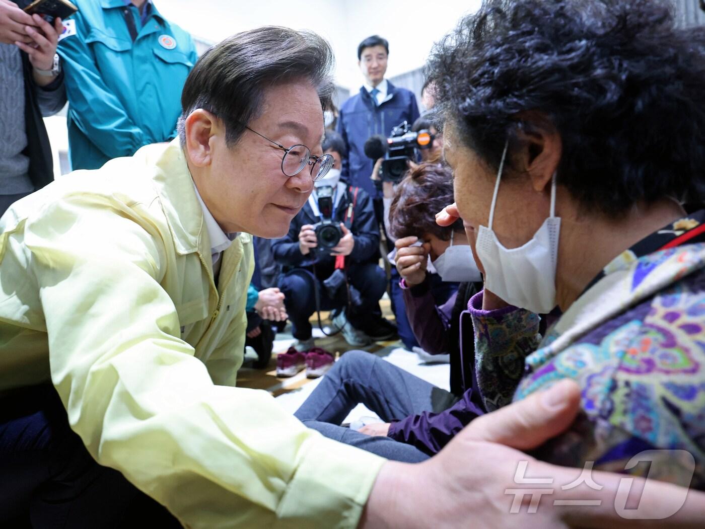 본문 이미지 - 이재명 더불어민주당 대표가 27일 오전 경북 의성군 점곡체육회관에 마련된 산불 이재민 대피소에서 피해 주민들을 격려하고 있다. (공동취재) 2025.3.27/뉴스1 ⓒ News1 이재명 기자