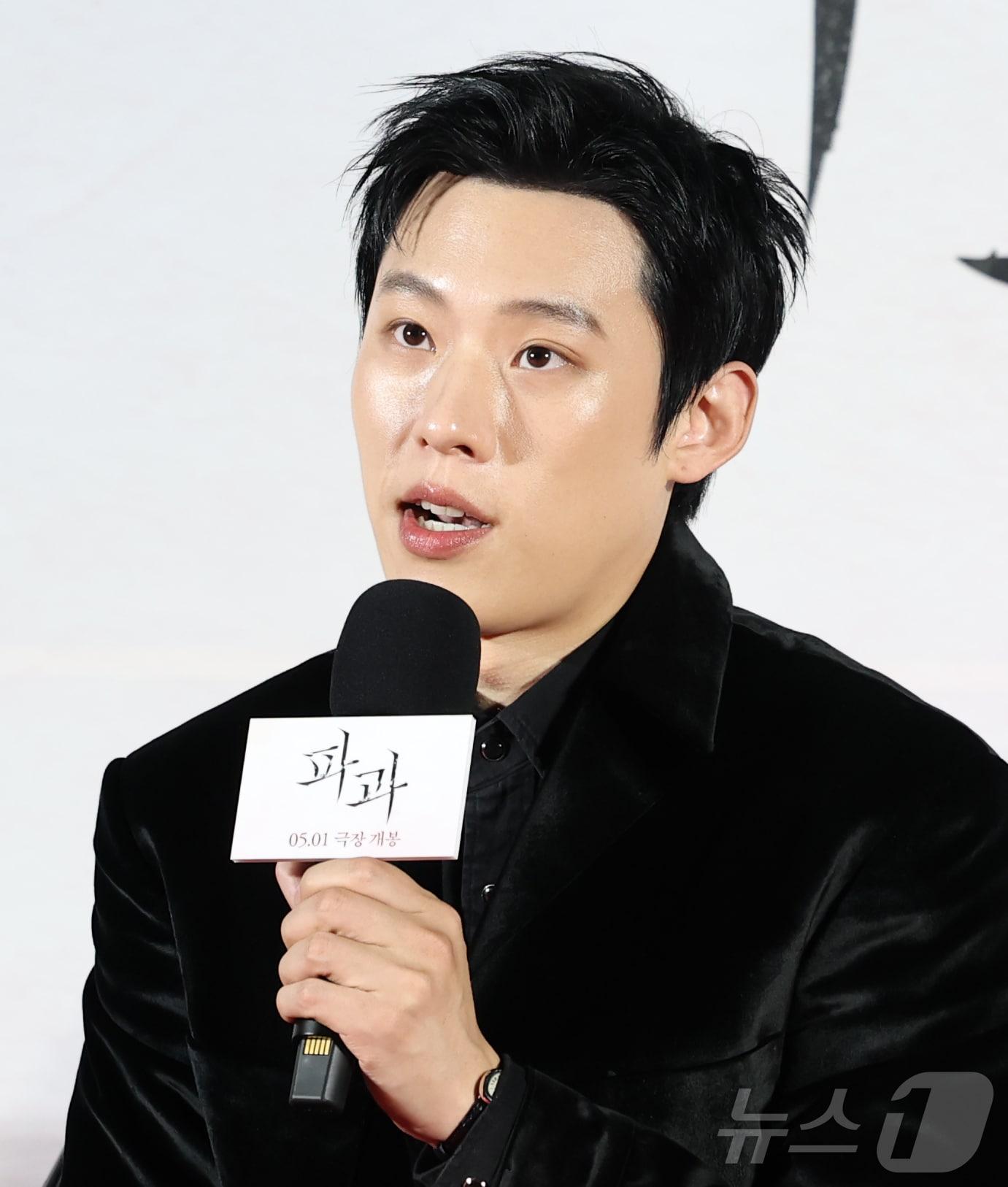 본문 이미지 - 배우 김성철이 27일 오전 서울 광진구 자양동 롯데시네마 건대입구점에서 열린 영화 '파과' 제작보고회에 참석해 취재진의 질문에 답하고 있다. ‘파과’는 바퀴벌레 같은 인간들을 처리하는 조직에서 40여 년간 활동한 레전드 킬러 ‘조각’(이혜영 분)과 평생 그를 쫓은 미스터리한 킬러 ‘투우’(김성철 분)의 강렬한 대결을 그린 액션 드라마다. 2025.3.27/뉴스1 ⓒ News1 권현진 기자