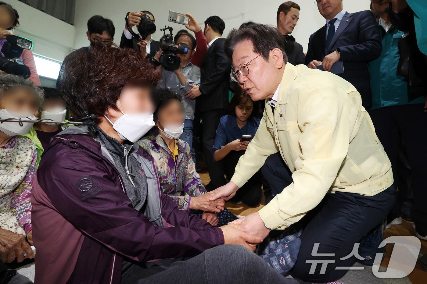 이재명 더불어민주당 대표가 27일 오전 경북 의성시 점곡체육회관에 마련된 산불 이재민 대피소를 찾아 피해 주민들을 위로하고 있다. (공동취재) 2025.3.27/뉴스1 ⓒ News1 이재명 기자