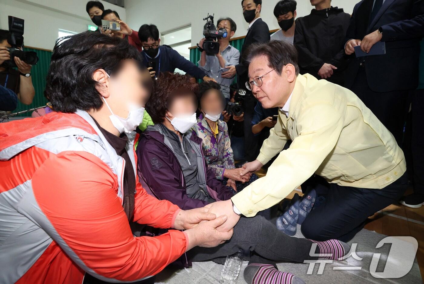 이재명 더불어민주당 대표가 27일 오전 경북 의성시 점곡체육회관에 마련된 산불 이재민 대피소를 찾아 피해 주민들을 위로하고 있다. (공동취재) 2025.3.27/뉴스1 ⓒ News1 이재명 기자