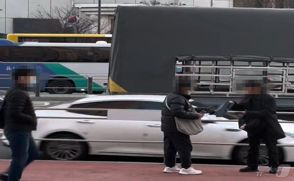 본문 이미지 - A 씨 등의 범행 모습. (경기남부경찰청 제공. 재판매 및 DB 금지) 2025.3.27/뉴스1