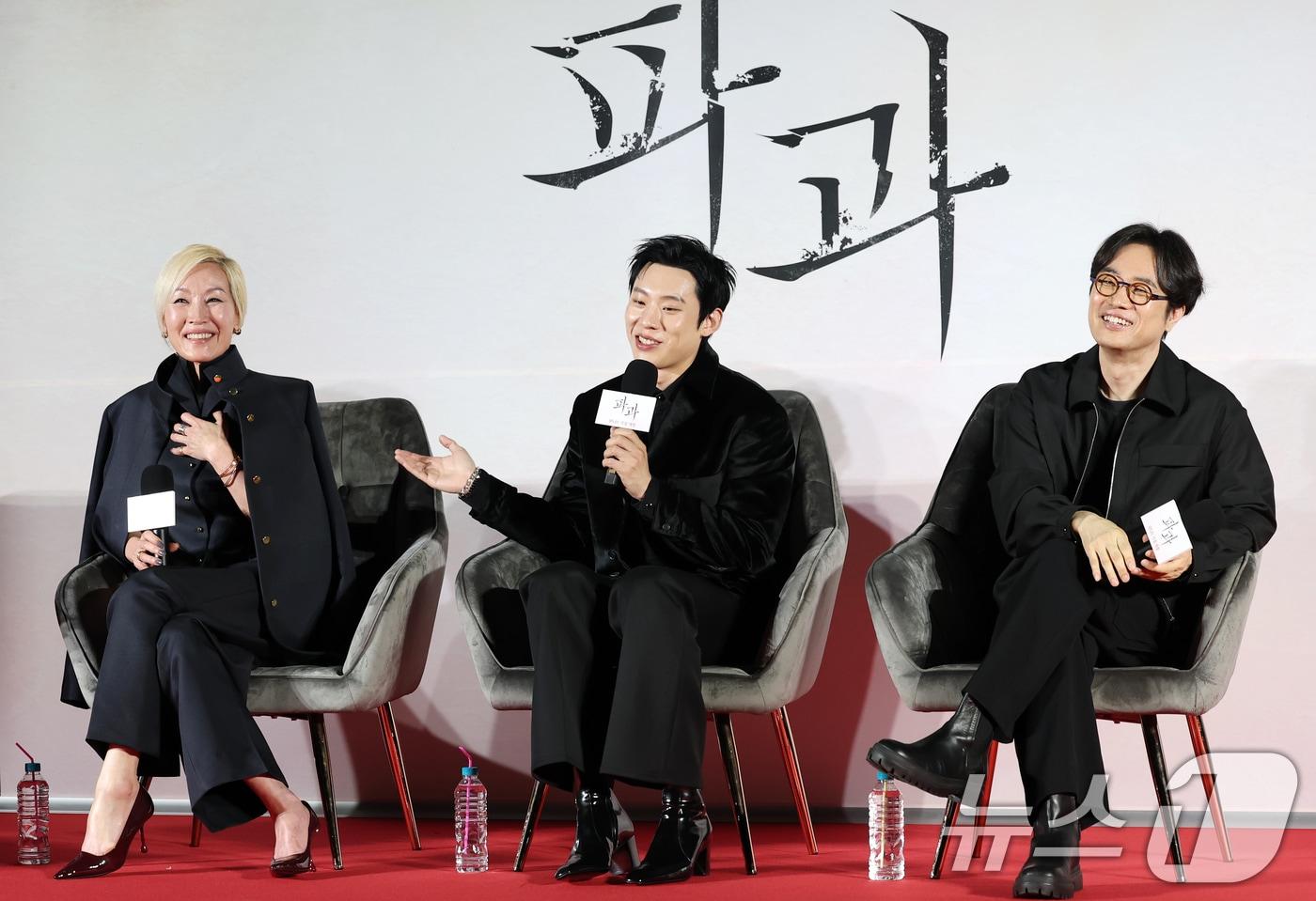 배우 이혜영(왼쪽부터)과 김성철, 민규동 감독이 27일 오전 서울 광진구 자양동 롯데시네마 건대입구점에서 열린 영화 '파과' 제작보고회에 참석해 환한 미소를 짓고 있다. ‘파과’는 바퀴벌레 같은 인간들을 처리하는 조직에서 40여 년간 활동한 레전드 킬러 ‘조각’(이혜영 분)과 평생 그를 쫓은 미스터리한 킬러 ‘투우’(김성철 분)의 강렬한 대결을 그린 액션 드라마다. 2025.3.27/뉴스1 ⓒ News1 권현진 기자