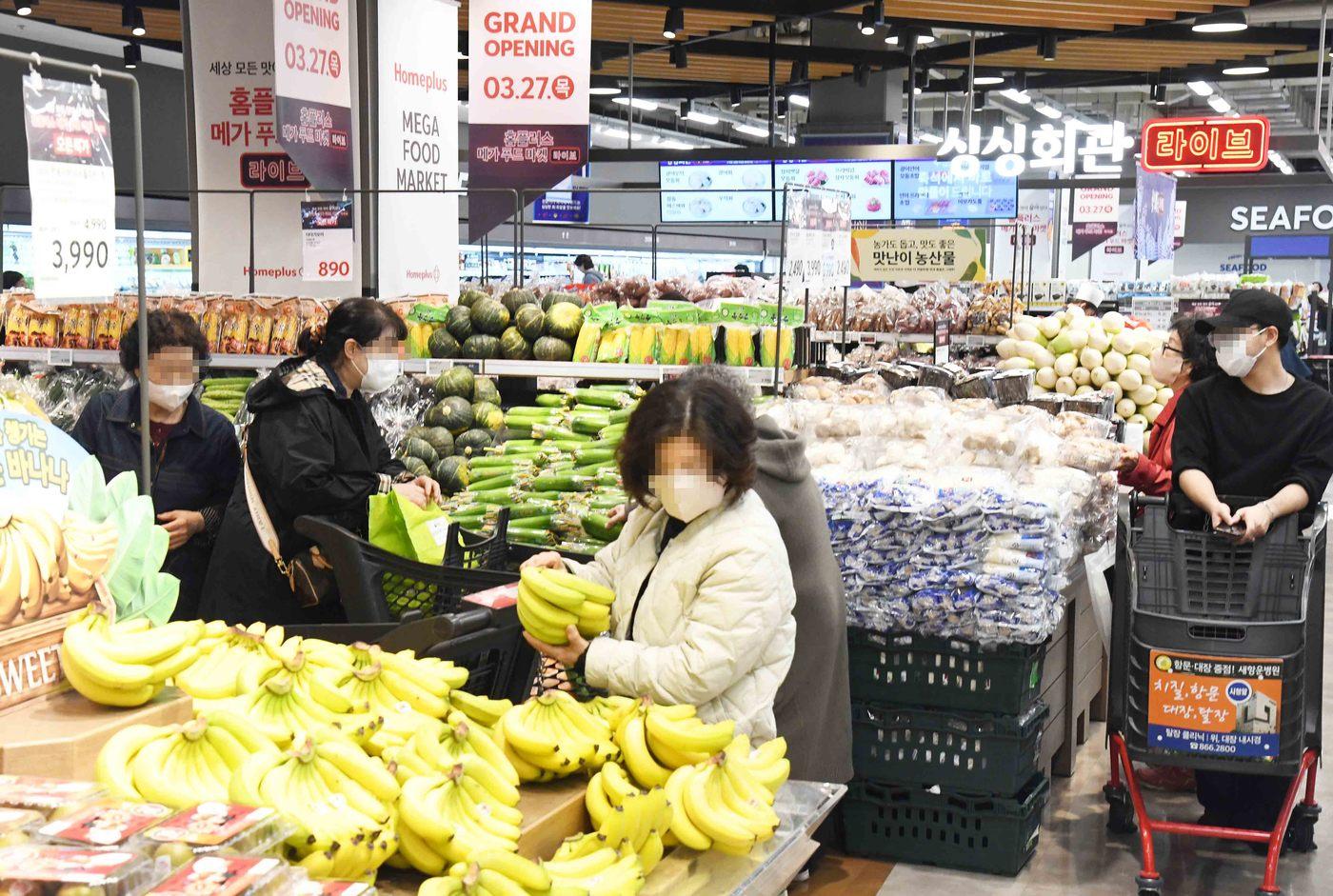 27일 부산 해운대구 우동 '홈플러스 메가 푸드 마켓 라이브' 센텀시티점에서 고객들이 쇼핑을 하고 있다(홈플러스 제공).