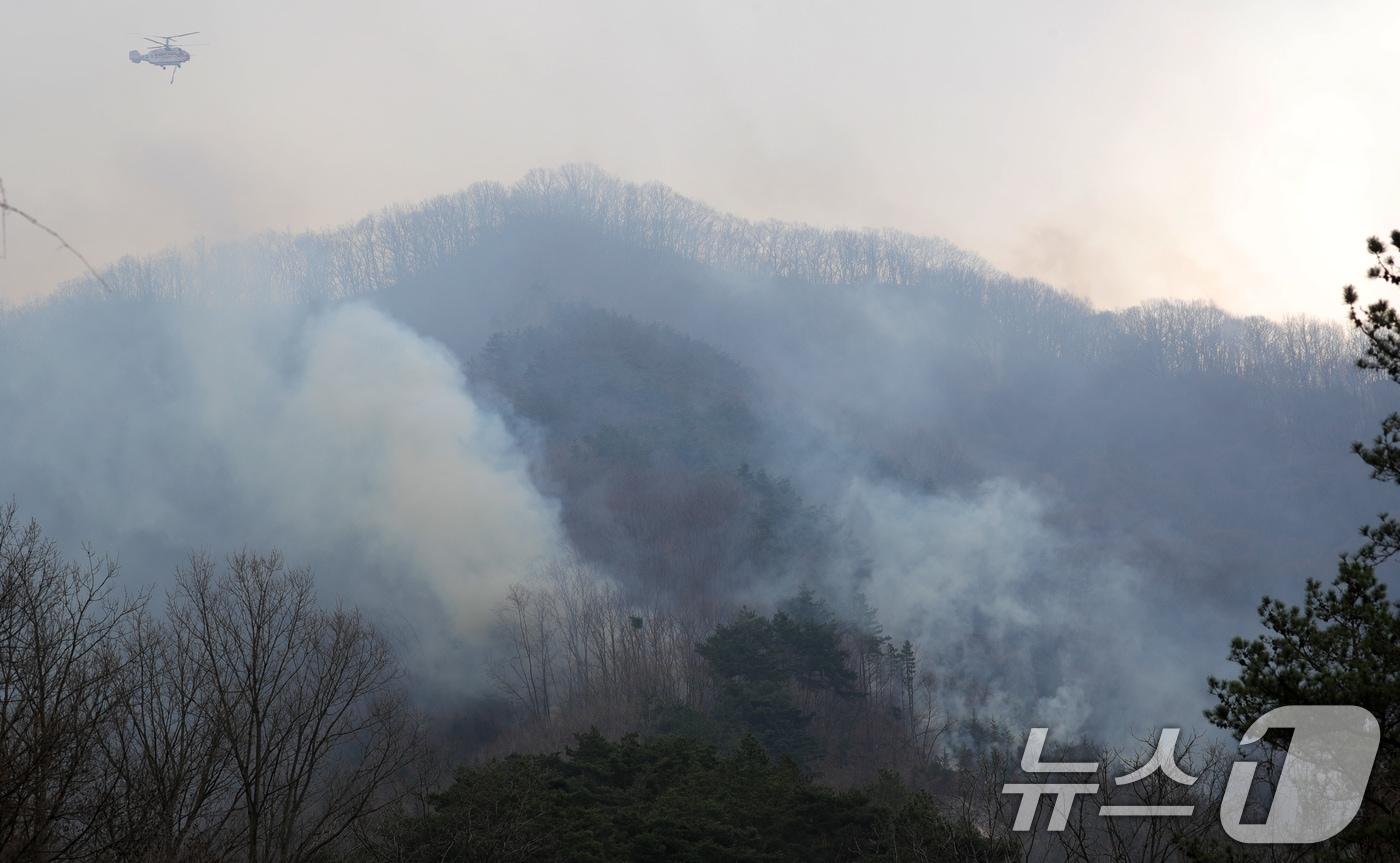 전북자치도 무주군 부남면 일원 야산에서 산불로 연기가 피어오르고 있다. 2025.3.27/뉴스1 ⓒ News1 유경석 기자