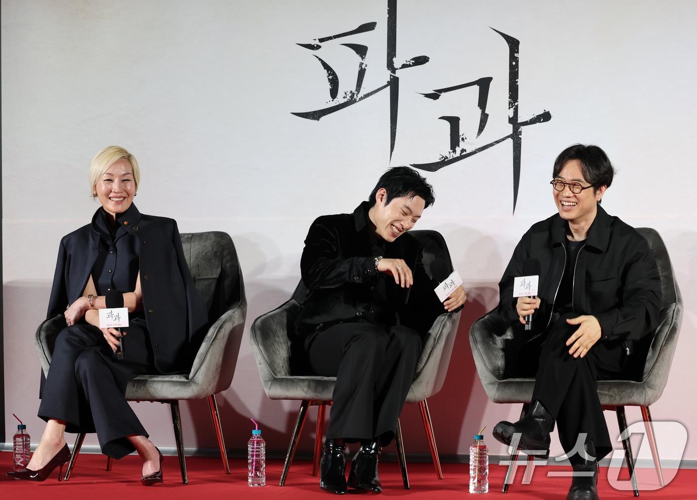 본문 이미지 - 배우 이혜영(왼쪽)이 27일 오전 서울 광진구 자양동 롯데시네마 건대입구점에서 열린 영화 '파과' 제작보고회에 참석해 봉준호 감독의 '미키17' 보다 재미있다고 이야기 한 뒤 미소를 짓고 있다. ‘파과’는 바퀴벌레 같은 인간들을 처리하는 조직에서 40여 년간 활동한 레전드 킬러 ‘조각’(이혜영 분)과 평생 그를 쫓은 미스터리한 킬러 ‘투우’(김성철 분)의 강렬한 대결을 그린 액션 드라마다. 2025.3.27/뉴스1 ⓒ News1 권현진 기자