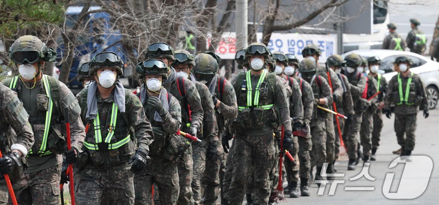 경북 의성 산불이 엿새째 이어지고 있는 27일 오전 경북 의성군 방하리 일대 야산에서 육군 제50보병사단 및 제2신속대응사단 장병들이 잔불 제거 작전에 투입되고 있다. 2025.3.27/뉴스1 ⓒ News1 김영운 기자