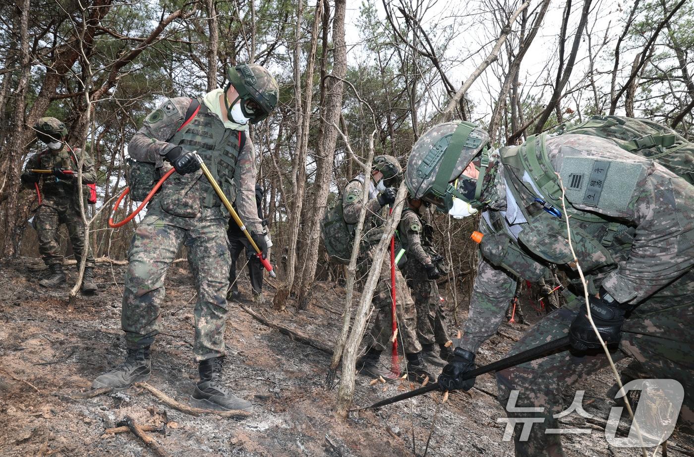 경북 의성 산불이 엿새째 이어지고 있는 27일 오전 경북 의성군 방하리 일대 야산에서 육군 제50보병사단 및 제2신속대응사단 장병들이 잔불 제거 작전을 실시하고 있다. 2025.3.27/뉴스1 ⓒ News1 김영운 기자