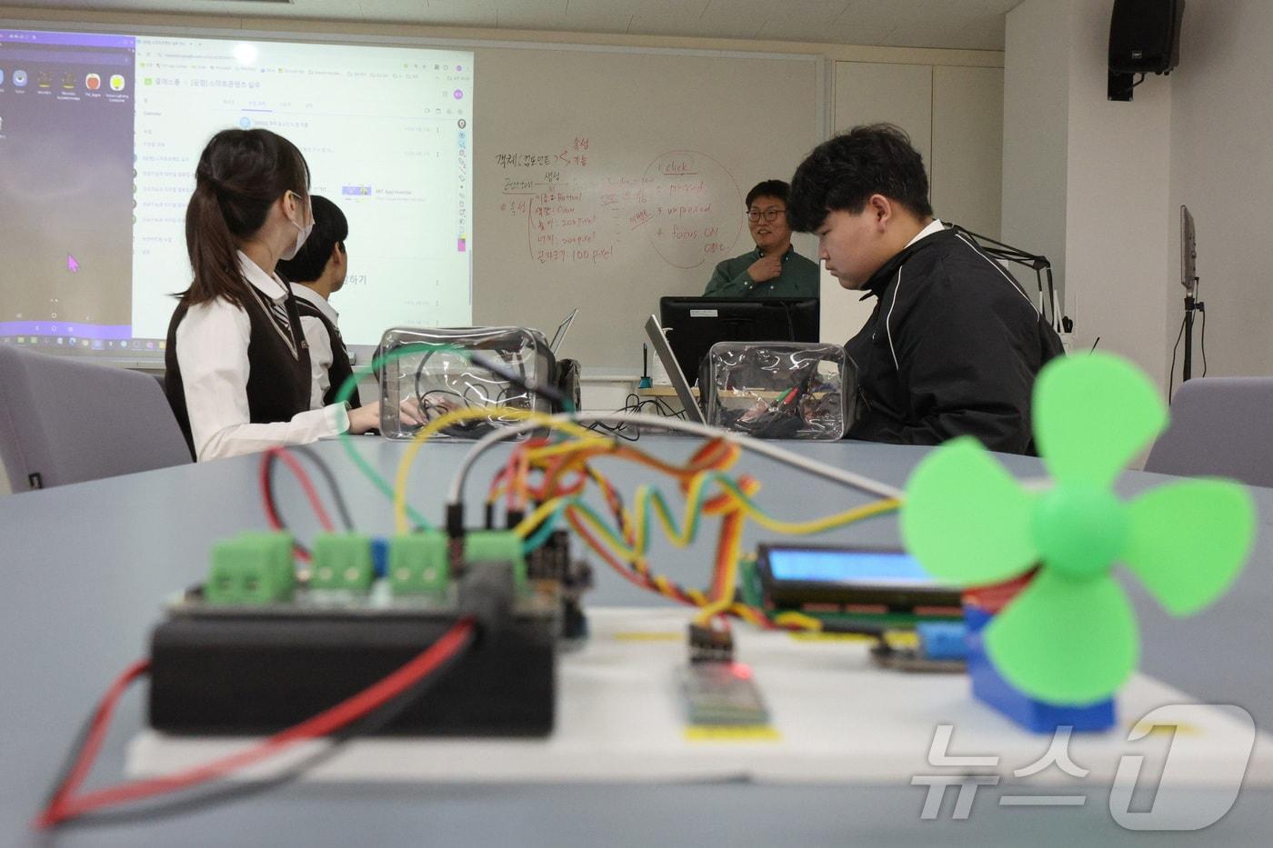 고등학교에서 &#39;스마트콘텐츠 실무&#39; 수업이 진행되고 있다. /뉴스1 ⓒ News1 신웅수 기자