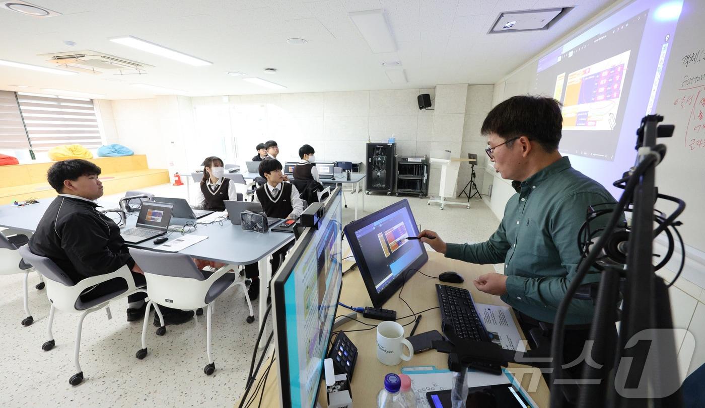 지난 3월 27일 오전 고교학점제 수업을 시행 중인 서울 관악구 당곡고등학교에서 &#39;스마트콘텐츠 실무&#39; 수업이 진행되고 있다. . 2025.3.30/뉴스1 ⓒ News1 신웅수 기자