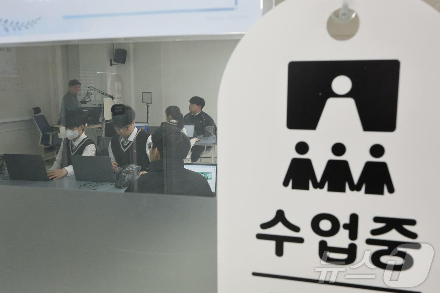 고교학점제 수업을 시행 중인 서울 관악구 당곡고등학교에서 &#39;스마트콘텐츠 실무&#39; 수업이 진행되고 있다. 2025.3.30/뉴스1 ⓒ News1 신웅수 기자